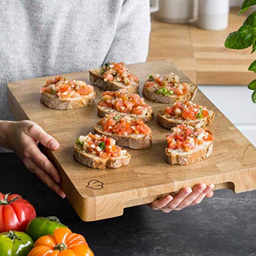 SPRINGLANE Eichenholz Schneidebrett 30 x 40 x 4 cm, Rutschfest dank 4 Schaumstoffstopper, Holzbrett, Küchenbrett aus Stirnholz mit Griffmulde inkl. Pflegehinweis